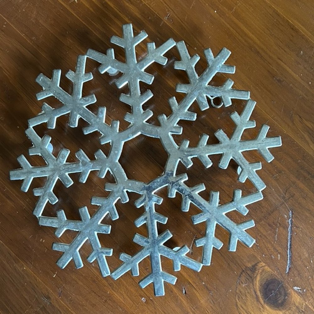 Vintage Silverplated 8" Snowflake Trivet with Hook for Hanging - Picture 3 of 7